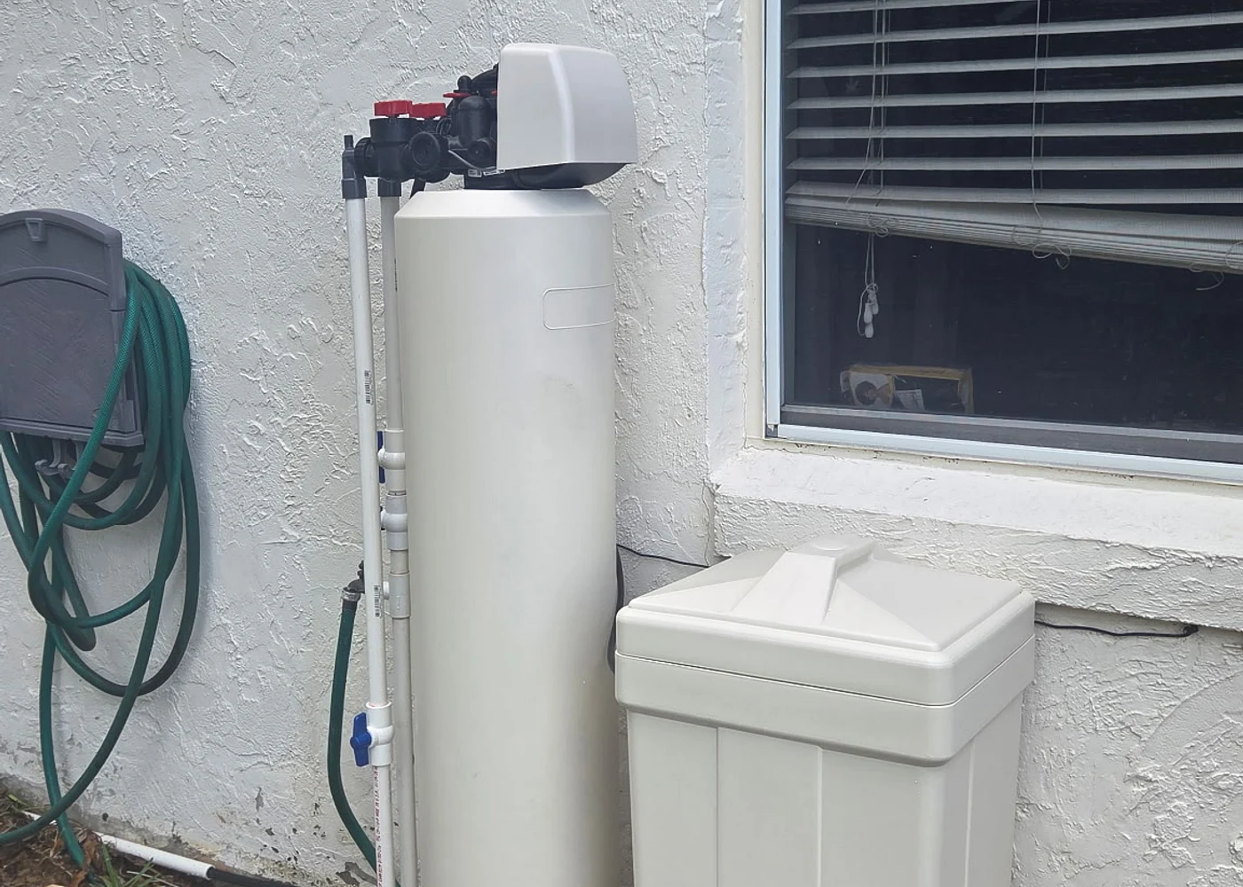 Treatment vessel and brine tank